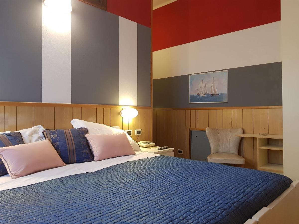 Hotel Azzurra 萨尔索马焦雷泰尔梅 外观 照片