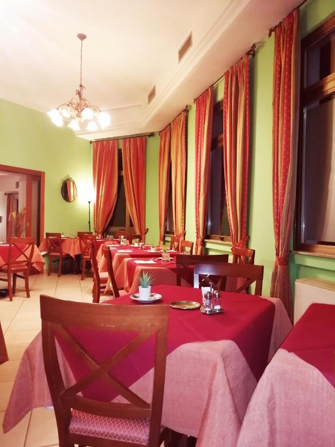 Hotel Azzurra 萨尔索马焦雷泰尔梅 外观 照片