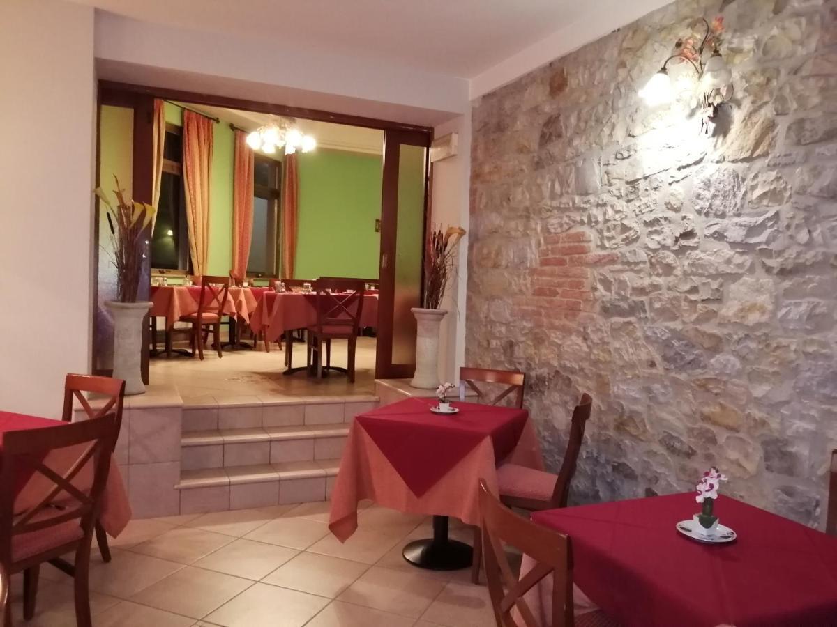 Hotel Azzurra 萨尔索马焦雷泰尔梅 外观 照片