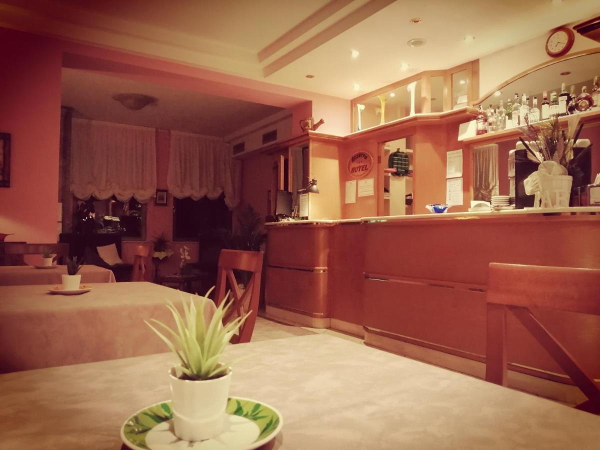 Hotel Azzurra 萨尔索马焦雷泰尔梅 外观 照片