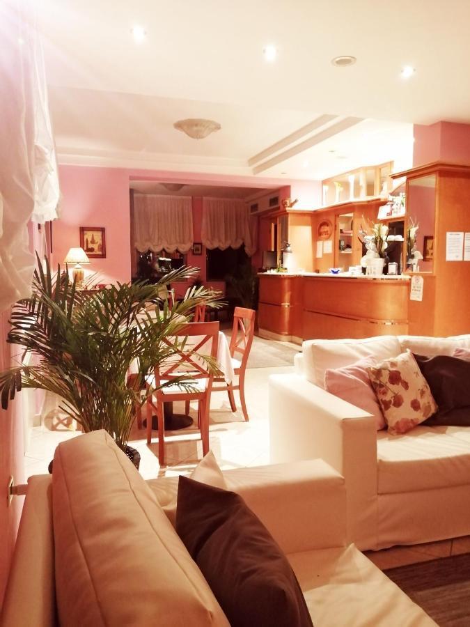 Hotel Azzurra 萨尔索马焦雷泰尔梅 外观 照片