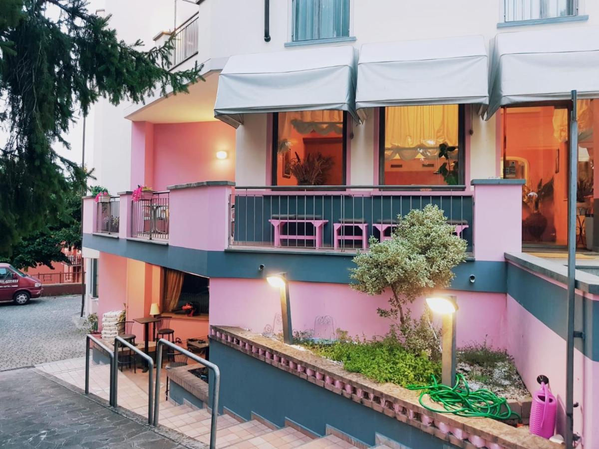 Hotel Azzurra 萨尔索马焦雷泰尔梅 外观 照片