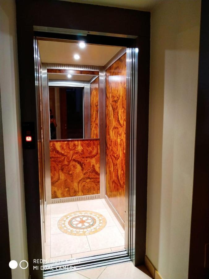 Hotel Azzurra 萨尔索马焦雷泰尔梅 外观 照片