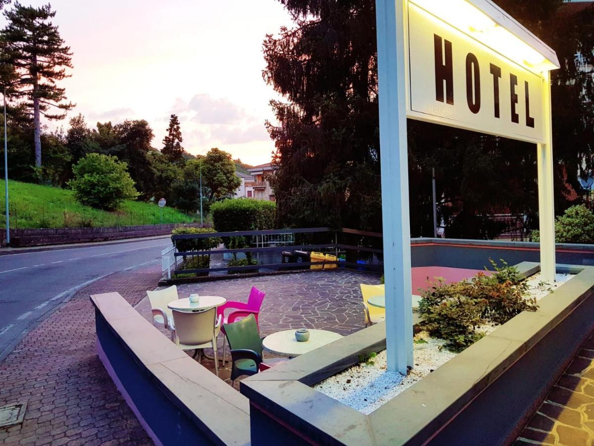 Hotel Azzurra 萨尔索马焦雷泰尔梅 外观 照片