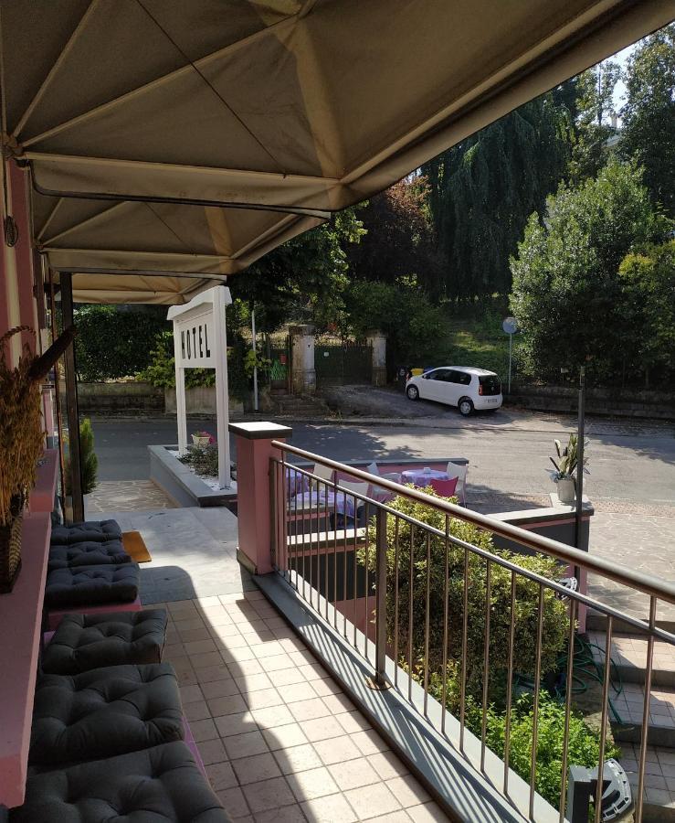 Hotel Azzurra 萨尔索马焦雷泰尔梅 外观 照片