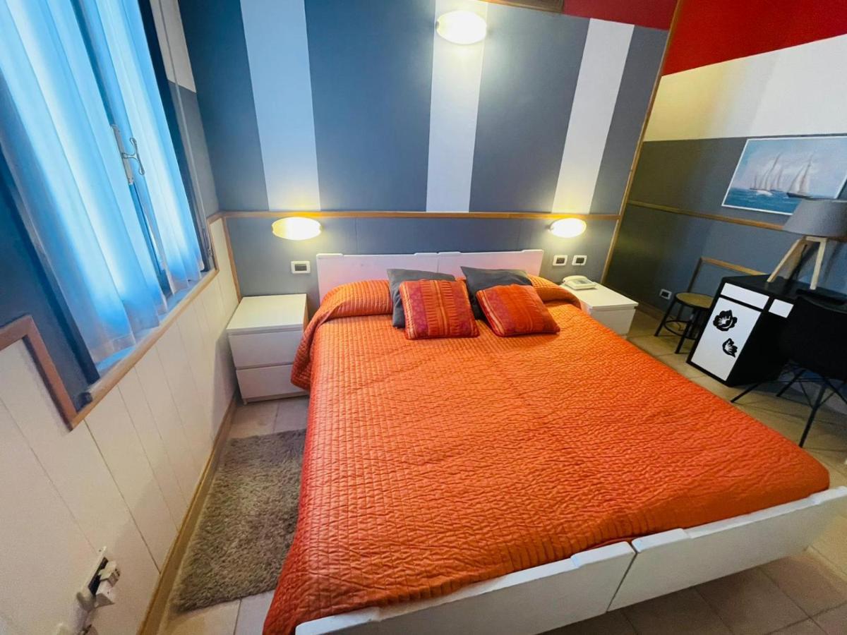 Hotel Azzurra 萨尔索马焦雷泰尔梅 外观 照片
