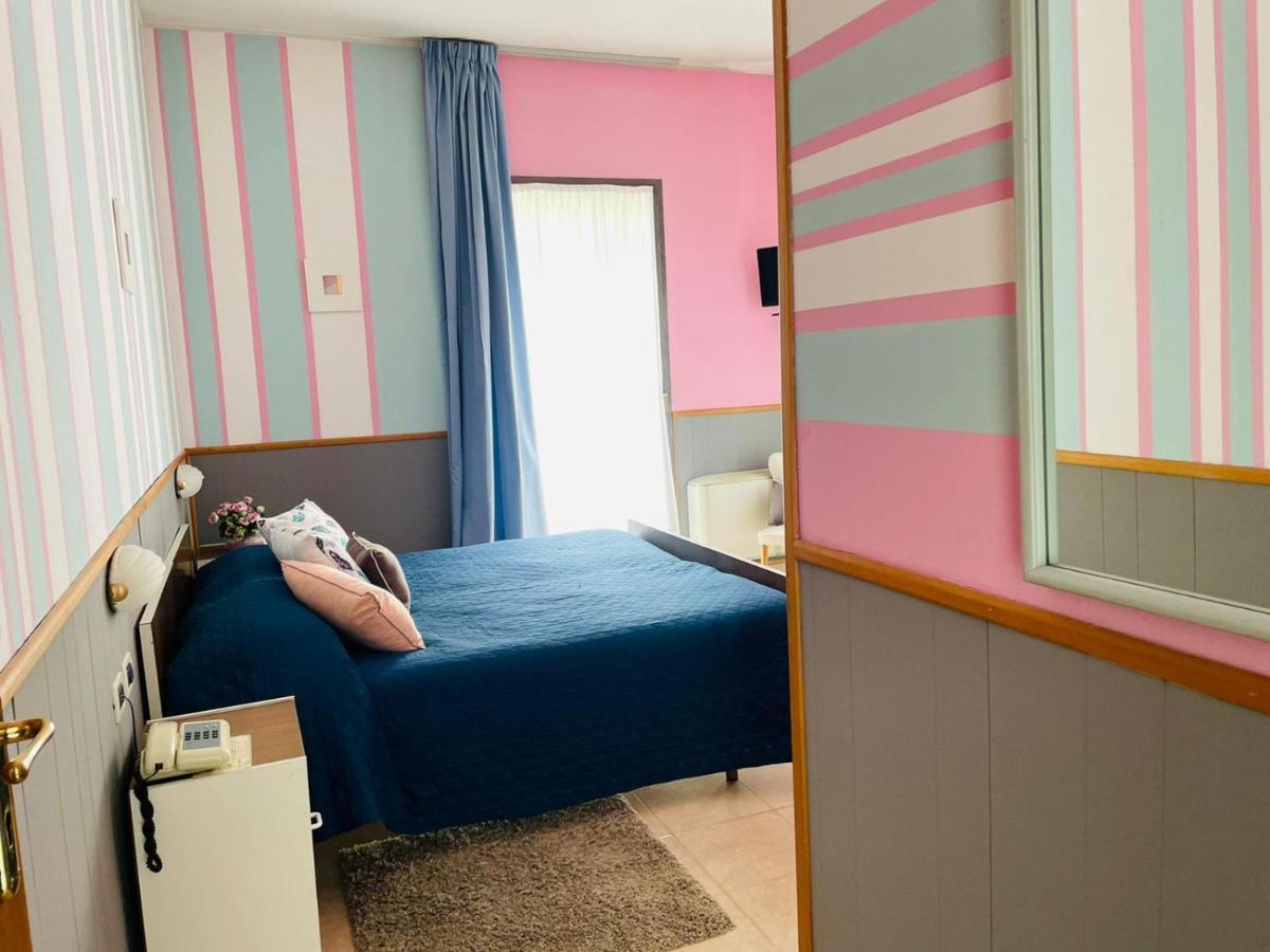 Hotel Azzurra 萨尔索马焦雷泰尔梅 外观 照片