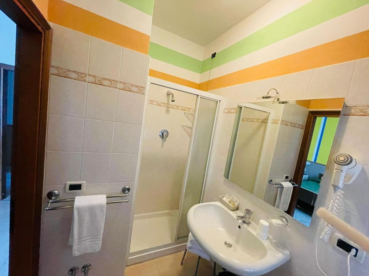 Hotel Azzurra 萨尔索马焦雷泰尔梅 外观 照片