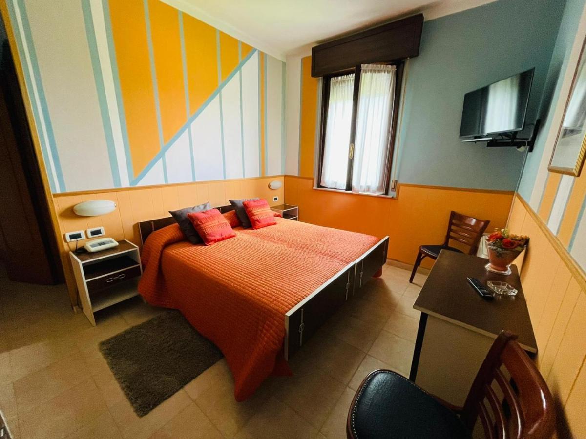Hotel Azzurra 萨尔索马焦雷泰尔梅 外观 照片