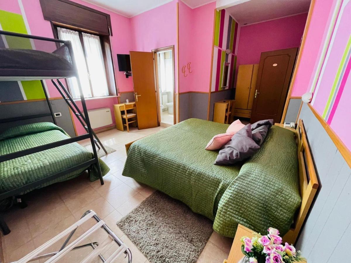 Hotel Azzurra 萨尔索马焦雷泰尔梅 外观 照片