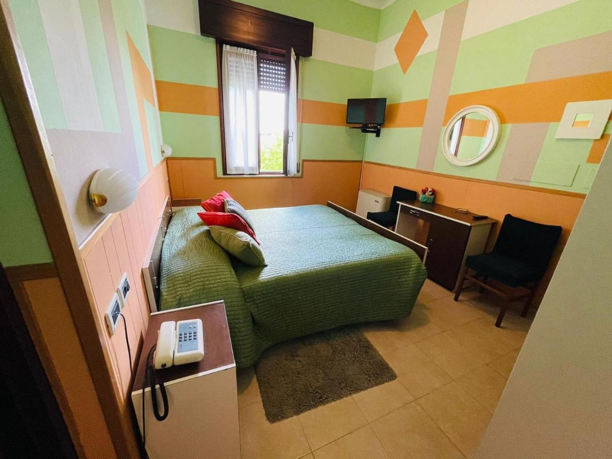 Hotel Azzurra 萨尔索马焦雷泰尔梅 外观 照片