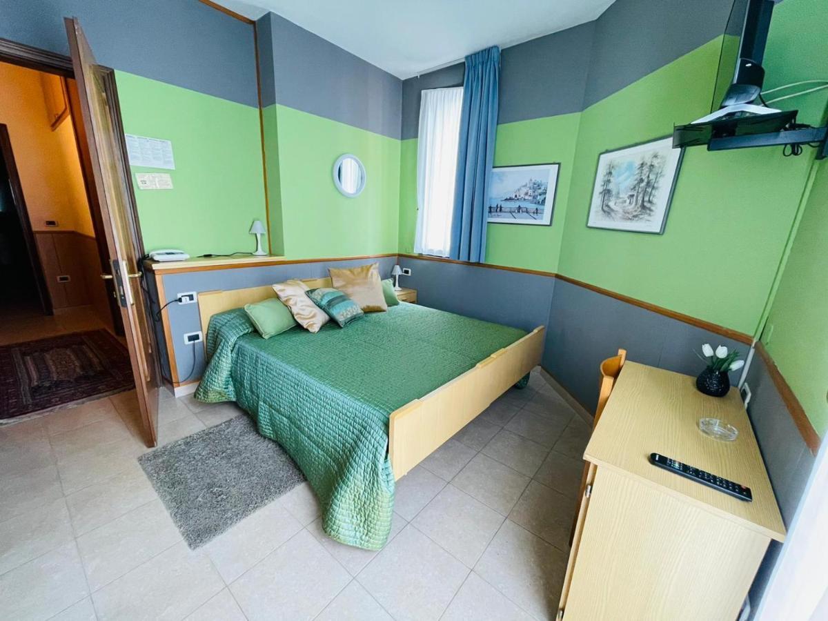 Hotel Azzurra 萨尔索马焦雷泰尔梅 外观 照片