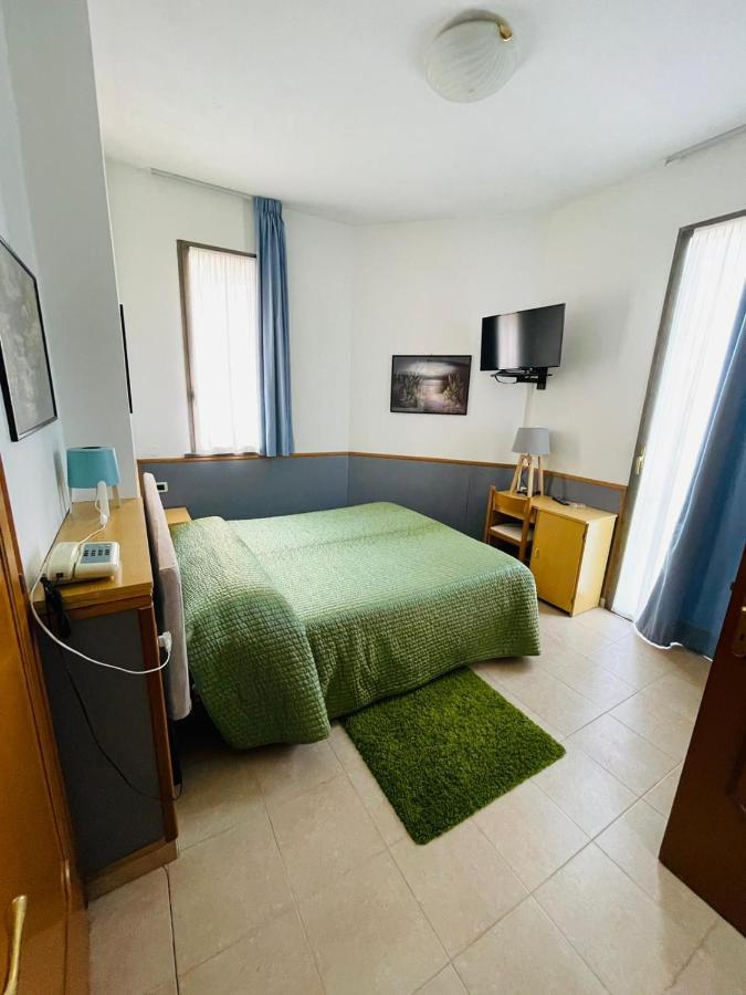 Hotel Azzurra 萨尔索马焦雷泰尔梅 外观 照片