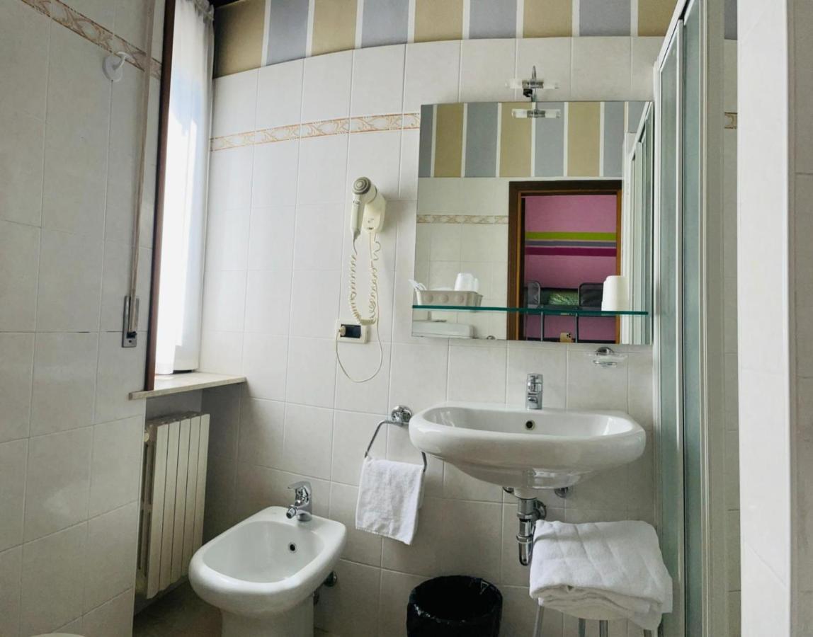 Hotel Azzurra 萨尔索马焦雷泰尔梅 外观 照片