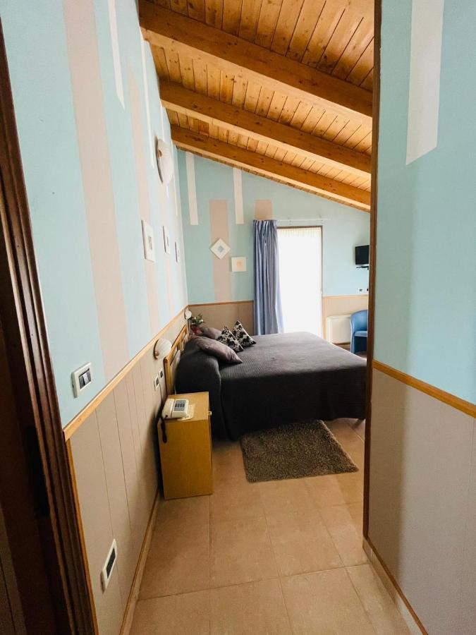 Hotel Azzurra 萨尔索马焦雷泰尔梅 外观 照片