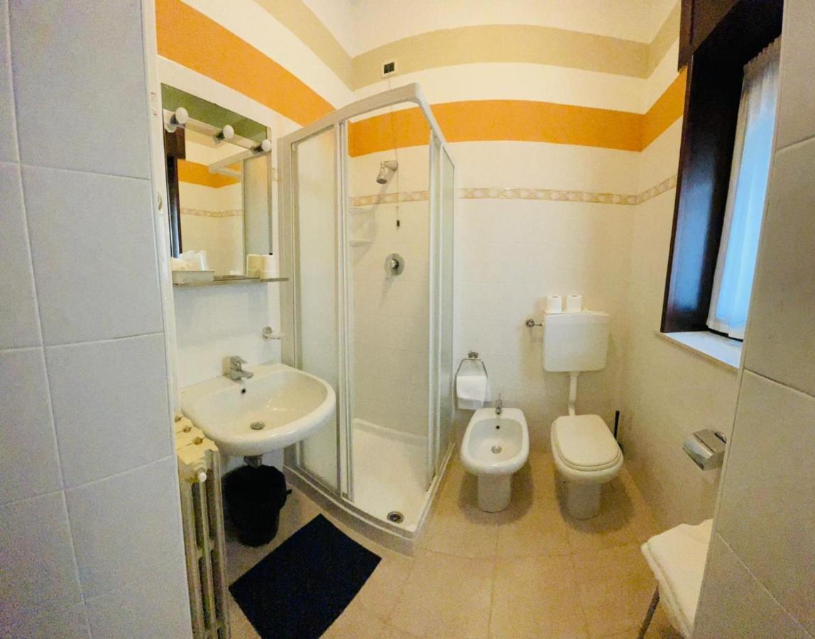 Hotel Azzurra 萨尔索马焦雷泰尔梅 外观 照片